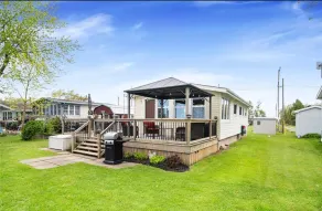 Lake Erie Beachfront 40 mins to Niagara sleeps 6 - Image 2