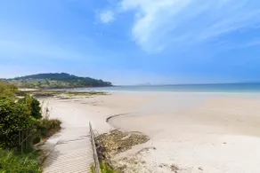 Patos beachfront with private garage - Image 4