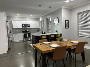Gordon sq! Newly remodeled 6/2025! Off st parking! - Image 3