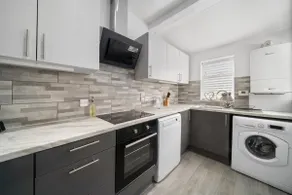Stylish Modern 3 Bedroom Home with Garden - Image 4