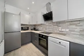 Stylish Modern 3 Bedroom Home with Garden - Image 3