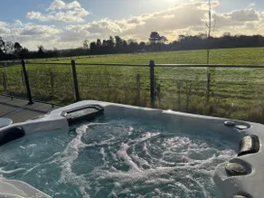 The Oak Luxury Glamping Pod - Hot Tub - Kitchen - Image 4