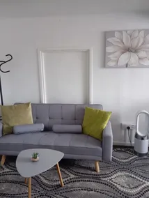 Cozy one bedroom flat near town - Image 4