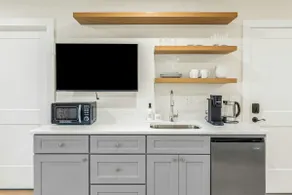 Bright Modern Studio Suite w/ Kitchenette - Image 5