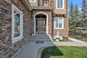 6 Bedroom House with Lake View - Image 2