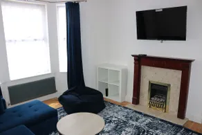 3-Bedroom House, with free parking - Image 4