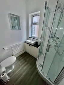 3-Bedroom House, with free parking - Image 5