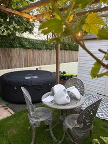 Idyllic en suite with garden view - Image 5