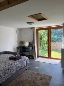 Idyllic en suite with garden view - Image 4