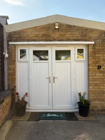 Idyllic en suite with garden view - Image 3