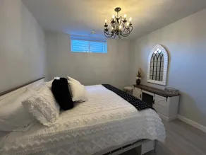 Rhinestone Bed and Breakfast - Image 4