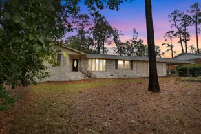 Walk to Masters! Spacious & Modern 4bd Home - Image 2