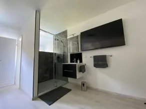 Modern & quiet for couples + kids - Image 4