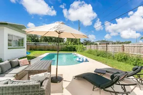 Modern Poolside Bungalow in the Heart of Orlando - Image 4