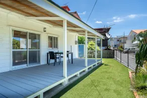 A pristine white log house located next to the untouched White Beach. Ideal for long-term stays! - Image 5
