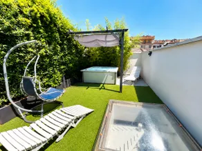 Loft Terrace, Jacuzzi & AC, 5 mins to Central Station - Image 5