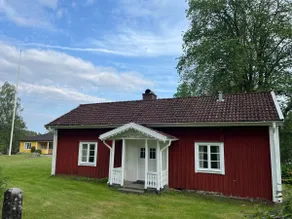 Old cottage by the lake - Image 2