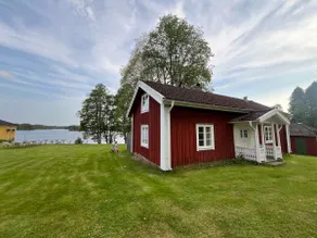 Old cottage by the lake - Image 3