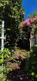 Apartment with garden and pool - Image 5
