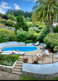 Apartment with garden and pool - Image 2
