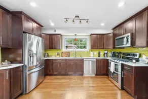 Spacious 4BR Luxury Home Close To Airport - Image 4