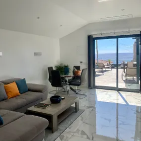 The Paradise - Ocean-Mountains-Jacuzzi-Air Con - Image 3
