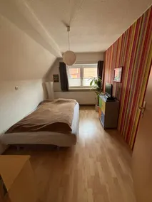 Quiet family house with enclosed garden - Image 5