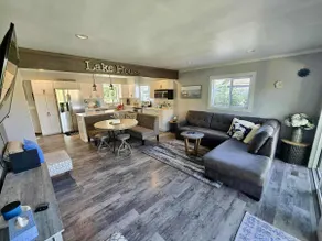 Lakefront ”Wine Down” Cottage - Image 2