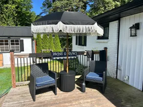 Lakefront ”Wine Down” Cottage - Image 4