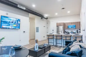 Luxury Lookout: NYC view, 2BR+Free Parking, 10%Off - Image 3