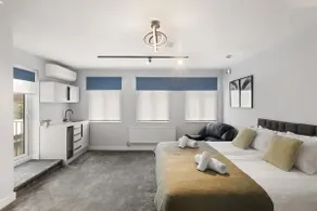Spacious 6BR Home Sleeps 12 Free Parking - Garden - Image 3