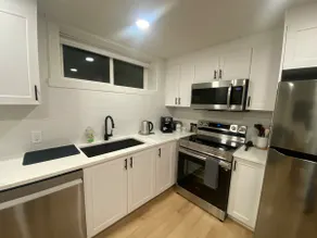 Inner city king bed basement suite free parking - Image 4