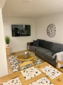 Inner city king bed basement suite free parking - Image 2