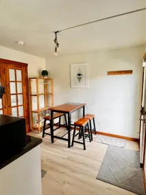 Cozy Craftsman Studio in Kirkland Central Location - Image 3