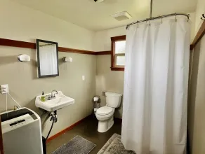 Cozy Craftsman Studio in Kirkland Central Location - Image 5