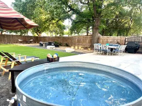 Near Dwntwn, Huge Private Yard W/Stock Tank Pool - Image 2