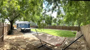 Near Dwntwn, Huge Private Yard W/Stock Tank Pool - Image 4