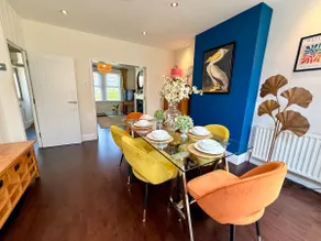 The Avenue | Sleeps 9 | Close2City | Free Parking - Image 3