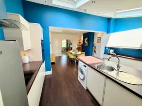 The Avenue | Sleeps 9 | Close2City | Free Parking - Image 2