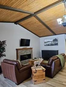 Luxury Chalet + Spa Access | 2 Kings & Fireplace - Image 2