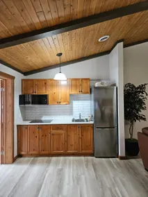Luxury Chalet + Spa Access | 2 Kings & Fireplace - Image 4