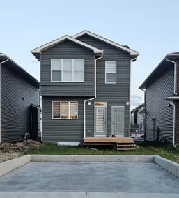 4 Bed 3 bath Family Retreat in Dawson Chestermere - Image 2