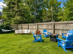 5BD Retreat Near UNL + DT | Backyard w Firepit - Image 2
