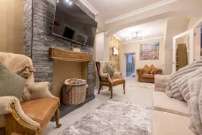 The Secret Garden, Donaghadee - The Hideaway - Lavish 3-Bedrooms and Stylish 5-Beds - Guests 7 - Hi-Speed Wi-Fi - Luxurious Hot Tub - Ample Free On-Street Parking - Spacious Premium Garden - Image 5