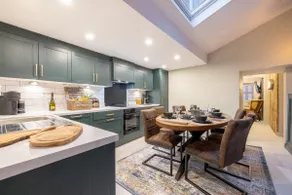 The Secret Garden, Donaghadee - The Hideaway - Lavish 3-Bedrooms and Stylish 5-Beds - Guests 7 - Hi-Speed Wi-Fi - Luxurious Hot Tub - Ample Free On-Street Parking - Spacious Premium Garden - Image 2