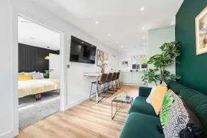 2 Free Park Space Driveway - Sleeps 8 (2 Ensuites) - Image 4