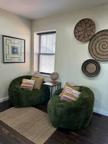 2BR Historic Carriage House Near Attractions - Image 2