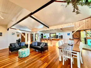 Large Beach Retreat with Ocean Breeze & Style - Image 5