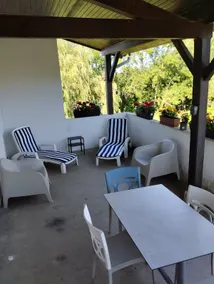 Apartment with terrace and garden - Image 2
