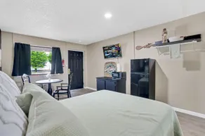 Queen Bed w/ Smart TV Mins to Ft Campbell + APSU - Image 4